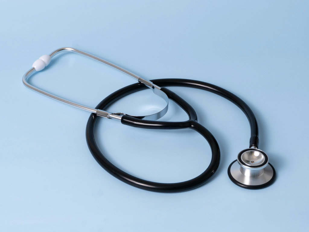 聴診器の画像。動物（犬、猫）の歯科処置を行う前に必要な健康診断。血液検査、レントゲン検査、超音波検査、エコー検査を行う